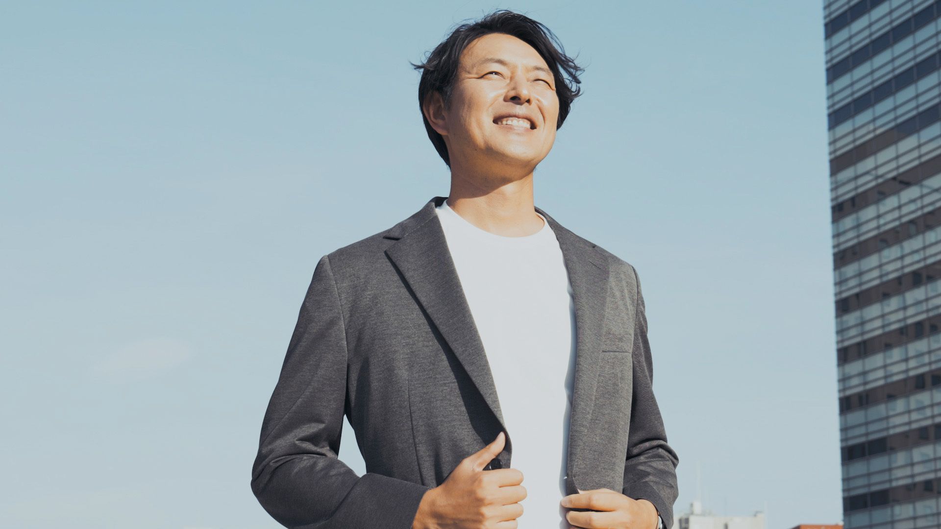 堅苦しさも、面倒な手入れも、ジャージーシャツが解決してくれた