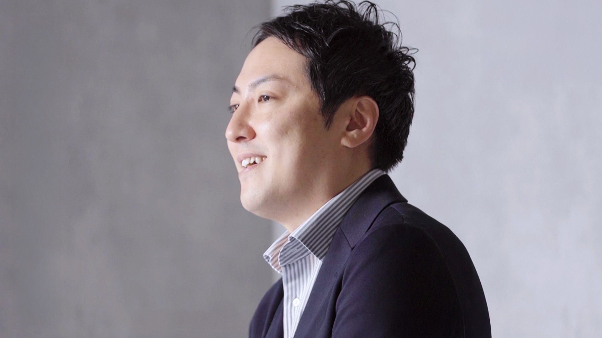 堅苦しさも、面倒な手入れも、ジャージーシャツが解決してくれた